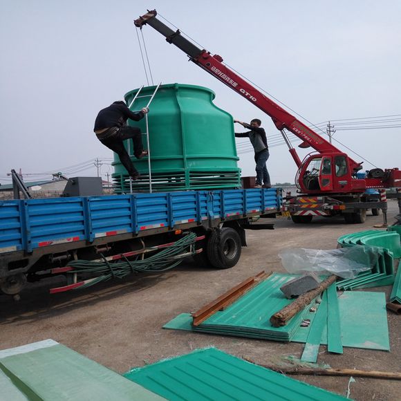 工業(yè)冷卻塔安裝施工現(xiàn)場(chǎng)